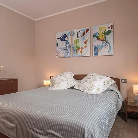 Piccola Nel Centro Storico Arona