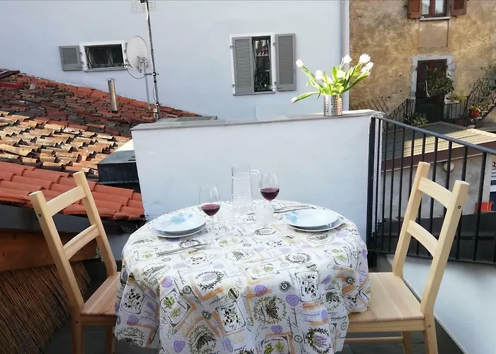 Piccola Nel Centro Storico Arona